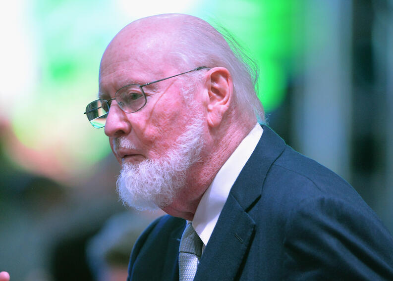 Para uns, a vida depois dos oitenta poderia parecer um réquiem, mas para John Williams ela continua sendo a fonte de constante inspiração para o melhor da música no cinema. Neste dia 08 de fevereiro, o compositor John Williams completa 89 anos de uma feliz e premiada existência.