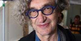 O cineasta Wim Wenders nasceu na cidade alemã de Dusseldorf no dia 14 de agosto de 1945.Wim Wenders já conquistou 86 prêmios com seus filmes e na sua filmografia já são 65 filmes como diretor, sendo que 46 produções com roteiro de sua autoria. 