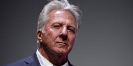 O ator Dustin Hoffman nasceu em Los Angeles, no dia 08 de agosto de 1937, completando 82 anos. Depois do estudo regular em Santa Mônica, acabou matriculando-se no Conservatório de Música de Los Angeles, mas abandonou ao perceber que nada tinha com sua vocação que era o teatro.