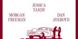 Em 1989 das nove indicações ao Oscar de CONDUZINDO MISS DAISY, o filme de Bruce Beresford acabou arrebatando 4 prêmios (melhor filme, atriz, roteiro e maquiagem). A bonita trilha composta por Hans Zimmer nem ao menos foi indicada e sempre é executada nas festas da Academia.