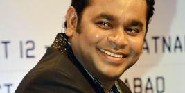 Naquele ano quem fez barba e cabelo com melhor música e canção foi o indiano A.R. Rahman com a trilha de QUEM QUER SER MILIONÁRIO. Das dez indicações obtidas, o filme levou 8 prêmios. Inegavelmente o filme se transformou num grande fenômeno, pois custou 15 milhões e conseguiu mundialmente um faturamento superior a 370 milhões de dólares.