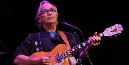 Ry Cooder é um dos grandes ativistas da música popular norte-americana, seus trabalhos para o cinema, evidenciam raízes regionais que muitas vezes, oferecem contornos apurados às paisagens cinematográficas.