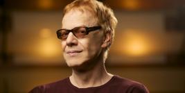 Desde 2013 o compositor Danny Elfman passou a se dedicar a carreira concertista com sua primeira apresentação no clássico Albert Hall de Londres no dia 07 de outubro.   Suas trilhas continuam ecoando forte nas salas de concerto em varias partes do mundo. Neste momento ele está envolvido no novo filme de Tim Burton que só será lançado no ano que vem. Trata-se da refilmagem de DUMBO de Walt Disney, que será lançado em março do ano que vem.