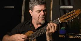  O compositor argentino Gustavo Santaolalla em 2005 levou o prêmio de melhor trilha por O SEGREDO DE BROKEBECK MOUNTAIN. No ano seguinte ele volta a concorrer com BABEL, que na realidade acabou se transformando numa colcha de retalhos pois na trilha sonora além de canções de época, tivemos como uma das músicas principais composta pelo japonês Ryuichi Sakamoto.