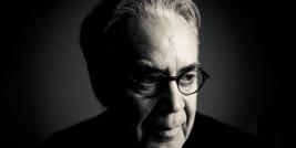 Está aniversariando o compositor canadense Howard Shore, que nasceu em Toronto no dia 18 de outubro de 1946. Em 1975 Howard Shore inicia sua trajetória como compositor de trilhas, trabalhando incialmente para a televisão onde produziu uma série de trabalhos, desde prefixos para programas até trilhas para mini-series. 