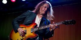 Robben Ford interpreta a canção STAR IT UP.