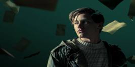 Este é o título da produção sueca de 2025, UMA VIDA HONESTA, dirigida pelo cineasta Mikael Marciamen. Durante uma violenta marcha de protesto, Simon conhece a jovem anarquista Max e se apaixona.