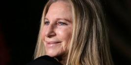 Barbra Streisand é uma colecionadora de prêmios ao longo da sua trajetória até aqui já são 43, além de ter sido indicada para outros 44. Os principais 2 Oscars, 11 Globos de Ouro, 10 Grammy’s e 5 Emmys. Como atriz atuou em 24 produções cinematográficas e destas em oito delas também acumulou a função de diretora e produziu 24 filmes. 