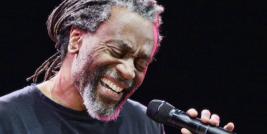 BOBBY MCFERRIN CANTA ‘DON’T WORRY, BE HAPPY’