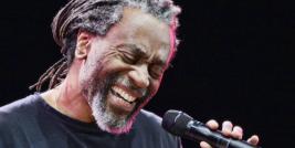 BOBBY MCFERRIN CANTA ‘DON’T WORRY, BE HAPPY’