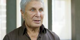 John Corigliano nasceu em Nova Iorque no dia 16 de fevereiro de 1936, sendo um dos nomes mais respeitados da escola de música e artes cênicas Julliard School. Teve atuação destacada à frente de renomadas orquestras e construiu uma sólida produção erudita. Foi justamente este perfil erudito que contribuiu para que ele fosse escolhido para compor a trilha sonora do filme VIOLINO VERMELHO que em 2000 rendeu-lhe um Oscar.