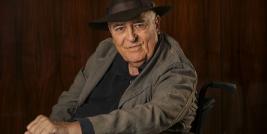  Bernardo Bertolucci dirigiu 25 filmes, faturou 49 prêmios dentre eles 2 Oscars e 2 Globos de Ouro. Ele faleceu em Roma no dia 26 de novembro aos 77 anos, mas seus filmes continuam com vida própria, valorizados por maravilhosas trilhas sonoras.