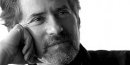 Um dos grandes méritos que James Horner conseguiu imprimir através das suas trilhas, foi de cumprir um papel de extrema funcionalidade. Em que pese, em alguns momentos a música assumir uma preponderância justificada pelas próprias cenas como em CORAÇÃO VALENTE e MAR EM FÚRIA, de outra parte a trilha se submetia passivamente as cenas a quem transferia todos os méritos.