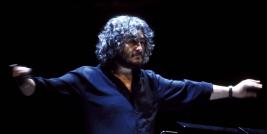 Michael Kamen morreu fazendo aquilo que mais gostava, compondo. Se estivesse vivo, Michael Kamen estaria completando neste dia 15 de abril, 71 anos. Ele se foi, mas a sua música ficou marcada através das imagens de todos esses filmes referidos e que se constituíram na essência do  trabalho desse ADORÁVEL PROFESSOR.