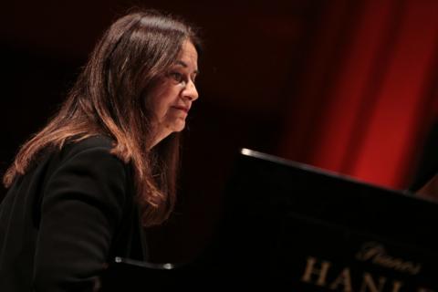 Em 1982 Eleni Karaindrou conheceu o cineasta Theo Angelopoulus com quem estabeleceu uma parceria profissional a ponto de render criativos e expressivos trabalhos. Neste ano de 2018 Eleni trabalhou com o cineasta americano de origem indiana, Payman Maadi compondo a trilha sonora do drama de guerra A BOMBA.