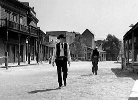 Para não frustrarmos quem logo imaginou os filmes de western, poderíamos iniciar os nossos exemplos invocando a produção dos anos 50, assinada pelo diretor Fred Zinnemann MATAR OU MORRER, com Gary Cooper no papel do xerife Kane, que uma vez abandonado pela população, tem que enfrentar sozinho um bando que vai chegar de trem ao meio-dia.