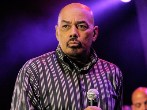 James Ingram interpretando a canção de George Benson intitulada “One More Time”.