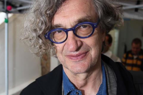 O cineasta Wim Wenders nasceu na cidade alemã de Dusseldorf no dia 14 de agosto de 1945.Wim Wenders já conquistou 86 prêmios com seus filmes e na sua filmografia já são 65 filmes como diretor, sendo que 46 produções com roteiro de sua autoria. 