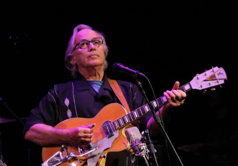 Ry Cooder é um dos grandes ativistas da música popular norte-americana, seus trabalhos para o cinema, evidenciam raízes regionais que muitas vezes, oferecem contornos apurados às paisagens cinematográficas.