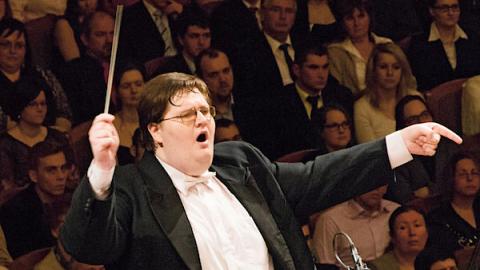 Maestro George Korynta  conduzindo a Orquestra de Cinema de Praga foi fundada em 2004.