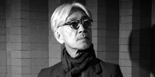 Neste 17 de janeiro está aniversariando o compositor Ryiuchi Sakamoto, que nasceu no ano de 1952 em Tóquio, onde desenvolveu seus estudos na Universidade Nacional de Musica e Artes. Desde a sua primeira trilha para o cinema, Ryuichi Sakamoto já deixava claro de que não seria apenas mais um compositor. A originalidade do seu trabalho, aliado a um estilo que oferecia pistas quanto a sua origem, mas que não deixava de lado uma certa influência erudita, de música brasileira e ainda de jazz.