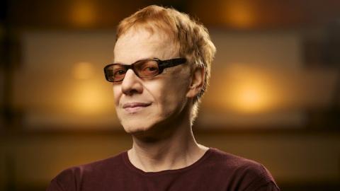 Desde 2013 o compositor Danny Elfman passou a se dedicar a carreira concertista com sua primeira apresentação no clássico Albert Hall de Londres no dia 07 de outubro. Suas trilhas continuam ecoando forte nas salas de concerto em varias partes do mundo. Neste momento ele está envolvido no novo filme de Tim Burton que só será lançado no ano que vem. Trata-se da refilmagem de DUMBO de Walt Disney, que será lançado em março do ano que vem.