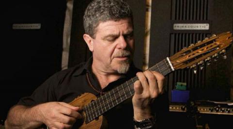 O compositor argentino Gustavo Santaolalla em 2005 levou o prêmio de melhor trilha por O SEGREDO DE BROKEBECK MOUNTAIN. No ano seguinte ele volta a concorrer com BABEL, que na realidade acabou se transformando numa colcha de retalhos pois na trilha sonora além de canções de época, tivemos como uma das músicas principais composta pelo japonês Ryuichi Sakamoto.