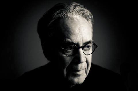 Está aniversariando o compositor canadense Howard Shore, que nasceu em Toronto no dia 18 de outubro de 1946. Em 1975 Howard Shore inicia sua trajetória como compositor de trilhas, trabalhando incialmente para a televisão onde produziu uma série de trabalhos, desde prefixos para programas até trilhas para mini-series.