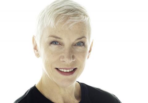 Annie Lennox canta 'Into The West' na trilha sonora  de O Senhor dos Anéis-O Retorno do Rei.