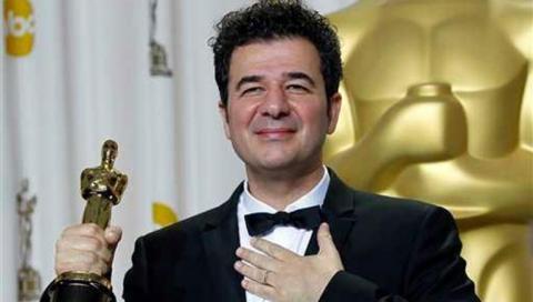 compositor Ludovic Bource que também era um trilheiro publicitário, portanto que bebia muito na fonte do cinema, criou uma trilha sonora de O ARTISTA que se constituiu numa colagem de compositores clássicos do cinema como Franz Waxman,Bernard Herrmann, Max Steiner e Miklos Rozsa para compor a sua trilha e acabou levando o prêmio.