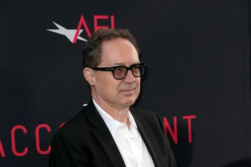 Um compositor da atualidade que se enquadra perfeitamente bem nesse contexto de abordagem é Mark Isham. Poderíamos enumerar uma série de trabalhos em que o enquadramento da música de Isham assume inteiramente um papel marginal como em A MORTE PEDE CARONA de 1986 ou ainda O REVERSO DA FORTUNA de 1990.