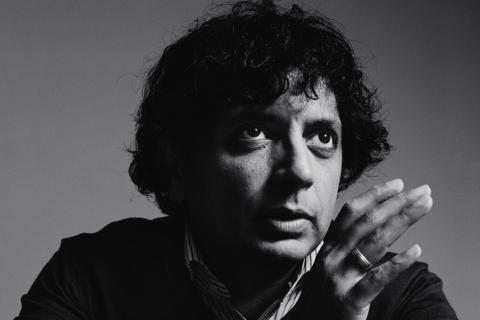 Manoj Nelliattu Shyamalan, conhecido profissionalmente como M. Night Shyamalanque nasceu em Mahé, Pondicherry,Índia, no dia 6 de agostode 1970). Graduado pela Universidade de Nova Iorque, onde ganhou aalcunha"Night". Apesar de ter nascido na Índia, cresceu no subúrbio de Filadélfia, onde rodou todos seus filmes.