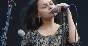 Participação vocal de Hope Sandoval interpretando a canção Flowers In December.