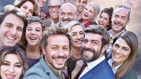 O cinema italiano sempre se mostrou muito pródigo na exploração das temáticas relativas aos costumes e principalmente dentro do espectro familiar. Se por um lado, inegavelmente um dos filmes a mostrar os maiores contrastes familiares foi PARENTE SERPENTE de Mario Monicelli, de outra parte o cineasta romano Gabrielle Muccino com o seu filme EM CASA TUDO BEM, se aproxima do Mestre Monicelli.