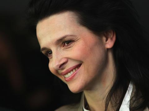 Diante das câmeras do cinema Juliette Binoche já viveu mais de 70 papeis, muitos desafiadores e que contribuíram para solidificar sua imagem de grande atriz do cinema francês. Também tem alternado atuações nos palcos dos teatros onde recentemente apareceu na peça grega ANTÍGONA. Oscar de melhor atriz em 1997 pelo deu desempenho em O PACIENTE INGLÊS, na galeria de prêmio já são quase quatro dezenas.