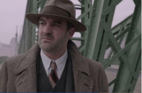 No filme de 2018 CRIME EM BUDAPESTE, a cineasta Eva Gárdos consegue através do romance o escritor húngaro Vilmos Kondor, prestar uma homenagem ao cinema noir americano.