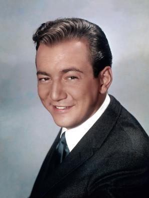 Ator e cantor Bobby Darin morreu aos 37 anos, tendo atuado em 26 filmes. Mas a sua voz continua ecoando nas telas, pois até aqui já são 139 filmes com as canções interpretadas por ele nas trilhas sonoras. 