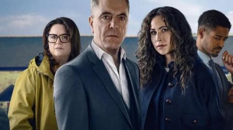 Baseada no best-seller de Harlan Coben, Custe o que Custar é uma minissérie britânica de tirar o fôlego dividida em oito episódios, disponível na plataforma Netflix.