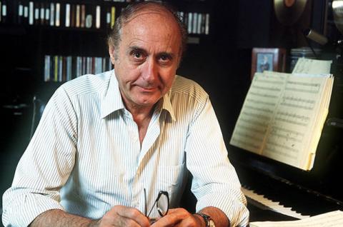 Vamos trazer um desses nomes, que acabou conquistando enorme prestigio no cinema e nos brindou com dezenas de trabalhos que se toraram célebres e suas musicas extremamente emblemáticas. Estamos falando de Henry Mancini, cujo maior exemplo do seu enorme sucesso poderia ser dado através de um filme que ensejou praticamente uma série, A Pantera Cor de Rosa.