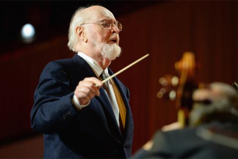 John Williams completa neste dia 08 de fevereiro 88 anos, de uma produtiva e criativa existência. Neste domingo, oito da noite, pela Universitária FM, no programa A Música no Cinema, vamos homenagear esse grande mestre das trilhas. Quem perder o programa ou quiser ouvir novamente, ele estará disponível no site www.radiocinemusica.com.br a partir da segunda-feira.
