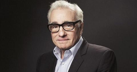 Martin Scorsese vem de uma família de classe média de origem italiana, Martin Scorsese nasceu no bairro nova-iorquino de Queens no dia 17 de novembro de 1942. Ele cursou cinema na Universidade de Nova York, na época de estudante, seus curtas fizeram grande sucesso no meio cinematográfico, rendendo-lhe um convite do famoso produtor Roger Corman para dirigir Sexy e Marginalem 1972.
