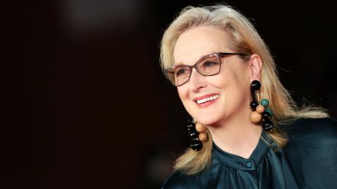 Mary Louise Streep, ou se você preferir Meryl Streep é a nossa homenageada no programa A Música no Cinema deste domingo pela Rádio Universitária FM (107,5). Meryl Streep nasceu Em Summit, estado de Nova Jersey no dias 22 de Junho de 1949. Meryl Streep já foi apelidada de rainha do melodrama. Aos 70 anos de vida, 38  anos dedicados ao cinema, a atriz demonstra na fartura de gêneros que interpreta muito mais que trejeitos e derrames de lágrimas.