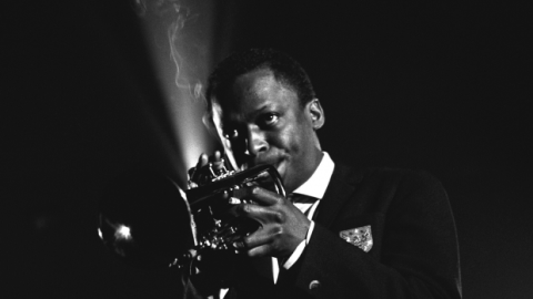 Em 1958 o compositor Miles Davis foi convidado pelo cineasta Louis Malle para compor a trilha sonora do filme ASCENSOR PARA O CADAFALSO. O filme foi o primeiro longa metragem do cineasta Louis Malle, como também a primeira experiência de Miles Davis compondo trilha sonora para o cinema.
