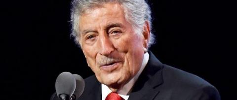 Completando 92 anos de uma feliz existência o cantor Tony Bennett que nasceu no dia 03 de agosto de 1926 no bairro de Astoria que pertence ao distrito do Queens, na cidade de Nova Iorque. Uma carreira marcada pelo sucesso e reconhecimento do talento nos prêmios que recebeu. Foram 19 Grammys ( o Oscar da música) e dois prêmios Emmy ( O Oscar da televisão) e quem poderia duvidar dele ser considerado como o melhor cantor da sua geração, já que quem reconheceu este fato foi Frank Sinatra. 