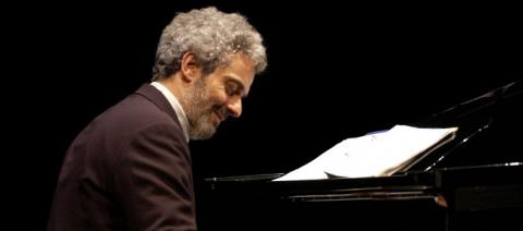 O trabalho de Nicola Piovani envolvendo a palavra e a música teve início nos anos noventa através da parceria de Nicola Piovani compondo a música com Vincenzo Cerami produzindo os textos, através do grupo La Compagnia Della Luna. Em 1995 foi lançado um CD intitulado Canti Di Scena onde o primeiro espetáculo é apresentado ao público. No arquivo de áudio a faixa “Volano Le Canzone”Nicola Piovani ao piano e participações de Vincenzo Cerami, Francesca Breschi, Pino Ingrosso e Donatella Pandimiglio.
