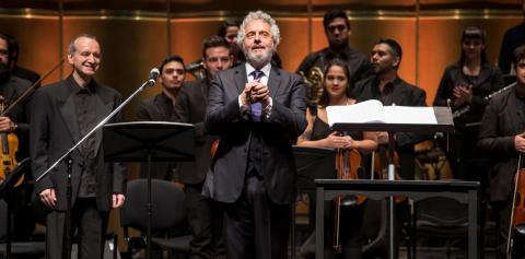 Muitas pessoas querem saber por que eu gosto tanto da música no cinema e eu respondo que ela faz parte de um mundo sonoro e da própria vida humana. Com Nicola Piovani essa percepção é ainda mais real pela capacidade da sua música conduzir a nossa emoção. Fui a Roma e Piovani não estava lá, da próxima vez quem sabe. Neste dia 26 de Maio Nicola Piovani completa 73 anos de uma existência povoada de muita música. AUGURI NICOLA PIOVANI!