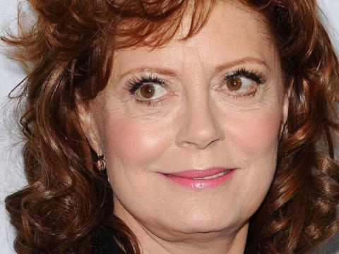 Susan Sarandon carreira iniciada na década de setenta e pavimentada por papeis desafiadores, como da garçonete em THELMA & LOUISE ou ainda a advogada em O CLIENTE, que valeu o Oscar da Inglaterra de melhor atriz, o BAFTA. Até aqui já são mais de 150 filmes. Fora das telas, desempenha audaciosamente o seu papel como ativista política, assumindo posições polemicas e enfrentando desafios que denotam a sua corajosa trajetória.