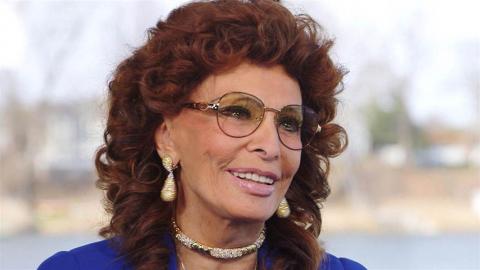 Em 1965 foi produzido um documentário homenageando a atriz italiana intitulado SOPHIA LOREN EM ROMA, dirigido por Sheldon Reynolds. A trilha sonora do documentário foi composta pelo inglês John Barry e Sophia Loren interpretou a canção principal intitulada Secrets Of Rome.