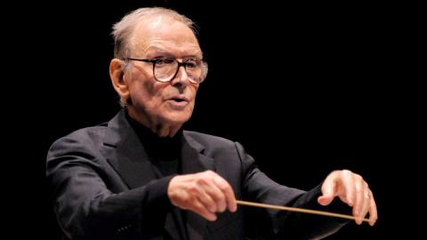 Contrariamente do que a grande maioria poderia imaginar, a “musica assoluta”( música clássica) é a principal atividade de Ennio Morricone. Bem por isso ele reúne um enorme acervo com mais de 100 composições que teve início na década de quarenta. Um exemplo deste ano pode ser dado através 11 peças para cordas, dentre as quais destacamos a belíssima “Esercizio Per Archi Nº1 ( Exercício Para Cordas)”.