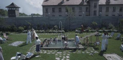 Esta produção de 2023, baseada na obra da escritora Martin Amis, foi adaptada para o cinema pelo próprio cineasta inglês Glazer. O foco do filme é o personagem Rudolf Höss, que chefiava o campo de concentração de Auschwitz.